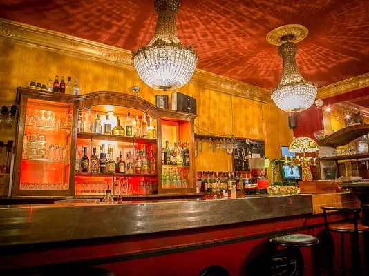 Le bar à cocktails de La Tasca sous ses lustres en cristal