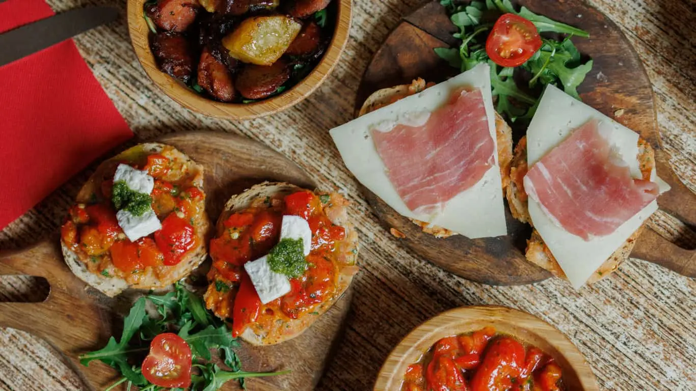 Tapas de La Tasca : tartines poivrons et feta, jambon serrano et fromage