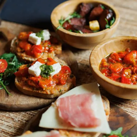 Tapas de La Tasca : tartines poivrons et feta, jambon et fromage, chorizo