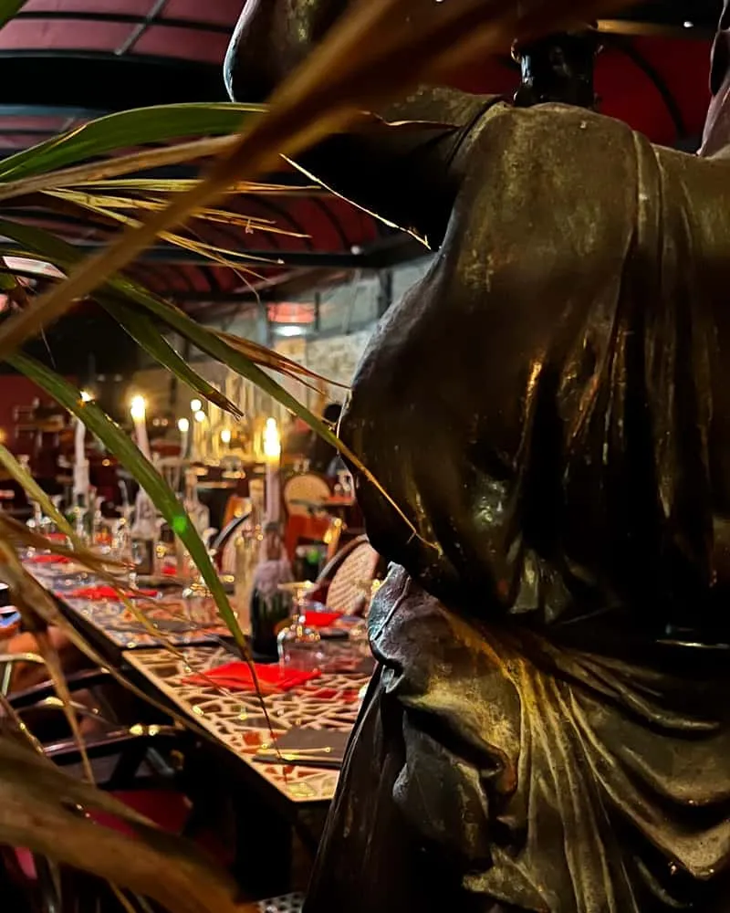 Statue dorée et salle aux bougies de La Tasca